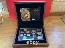 Royal mint coins 2009 Executive coin set in wooden box In excellent condition