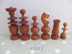 VINTAGE / ANTIQUE LARGE WOODEN TURNED CHESS SET COMPLETE IN INLAID BOX 95mm KING