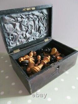 VINTAGE / ANTIQUE WOODEN WEIGHTED CHESS SET COMPLETE IN A WOODEN BOX KING 87mm