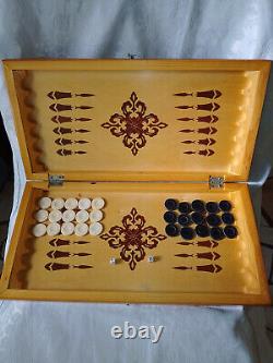 VINTAGE GAME-WOODEN BOX BACKGAMMON CHESS With a FULL SET 30 Bakelite PIECES