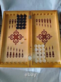 VINTAGE GAME-WOODEN BOX BACKGAMMON CHESS With a FULL SET 30 Bakelite PIECES