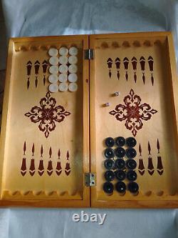 VINTAGE GAME-WOODEN BOX BACKGAMMON CHESS With a FULL SET 30 Bakelite PIECES