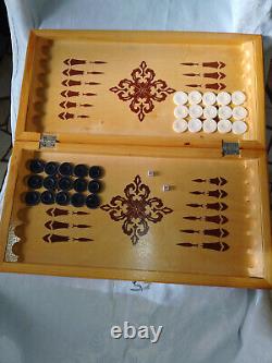 VINTAGE GAME-WOODEN BOX BACKGAMMON CHESS With a FULL SET 30 Bakelite PIECES